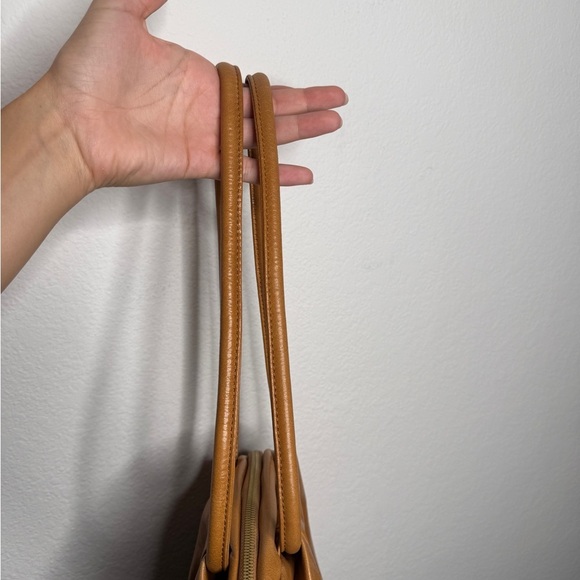 Hobo Divine Shoulder Bag Tan Leather Hobo Adjustable Strap Zipper OS - Picture 7 of 9